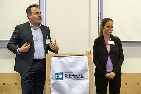 Claus Hammer (Daimler AG) und Prof. Dr. Julia Naskrent (FOM Hochschule)